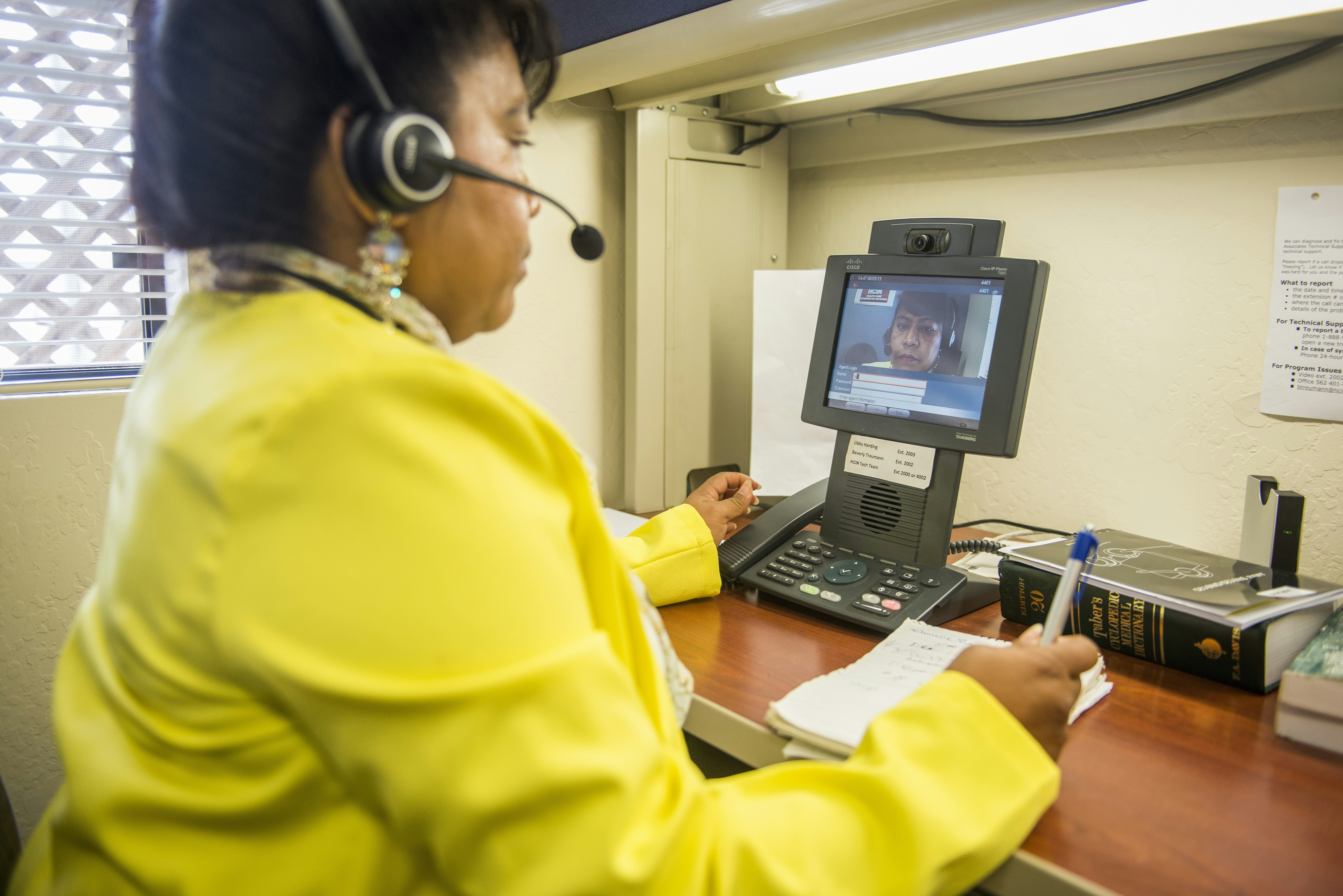 women interpreting on a screen