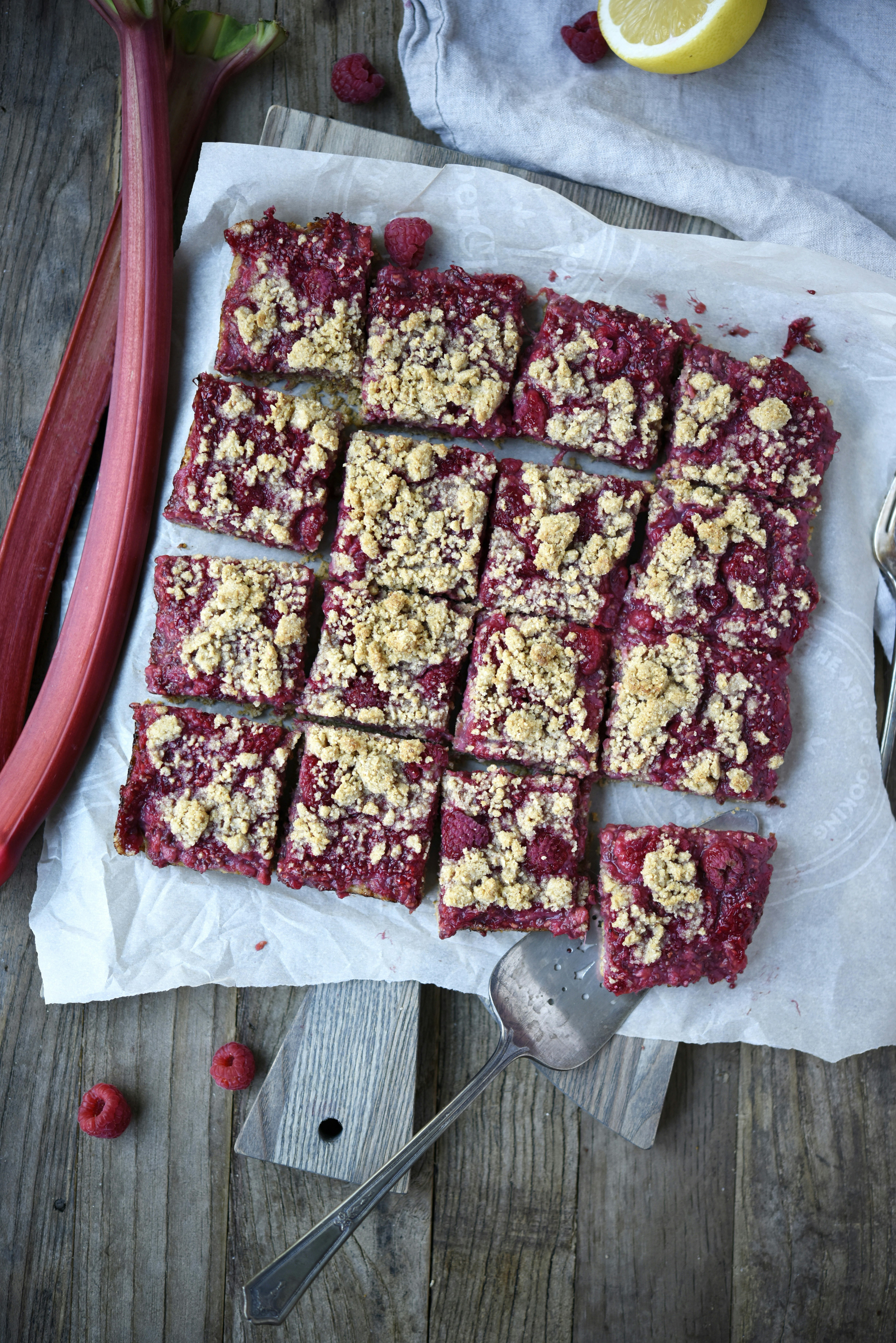 Raspberry Oatmeal Crumble Bars