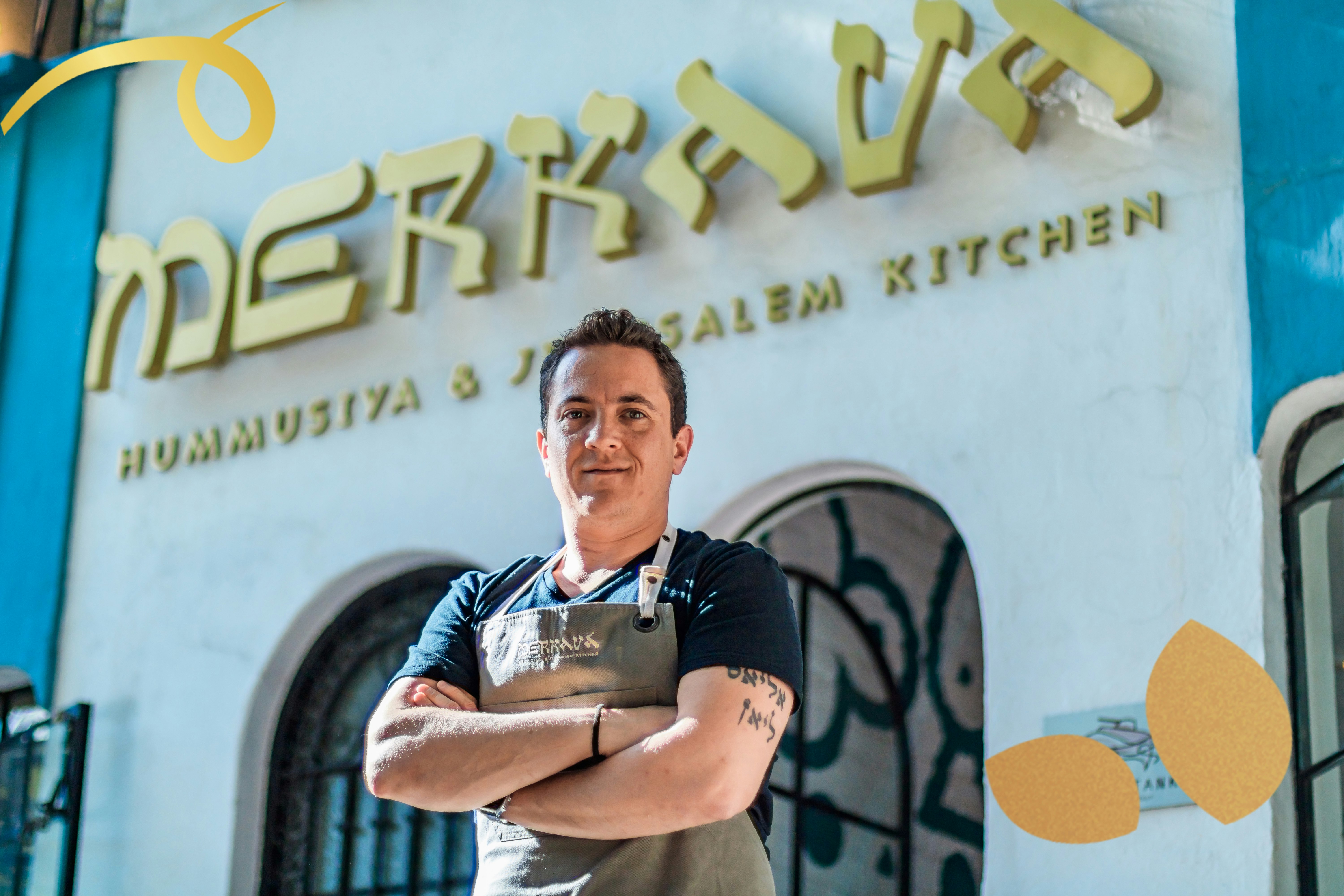  un chef enfrente de su restaurante